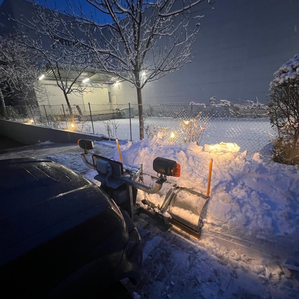 Professionelle Schneeräumung und zuverlässiger Winterdienst mit Haftungsübernahme im Münchner Westen durch den Hausmeisterservice Maenza.